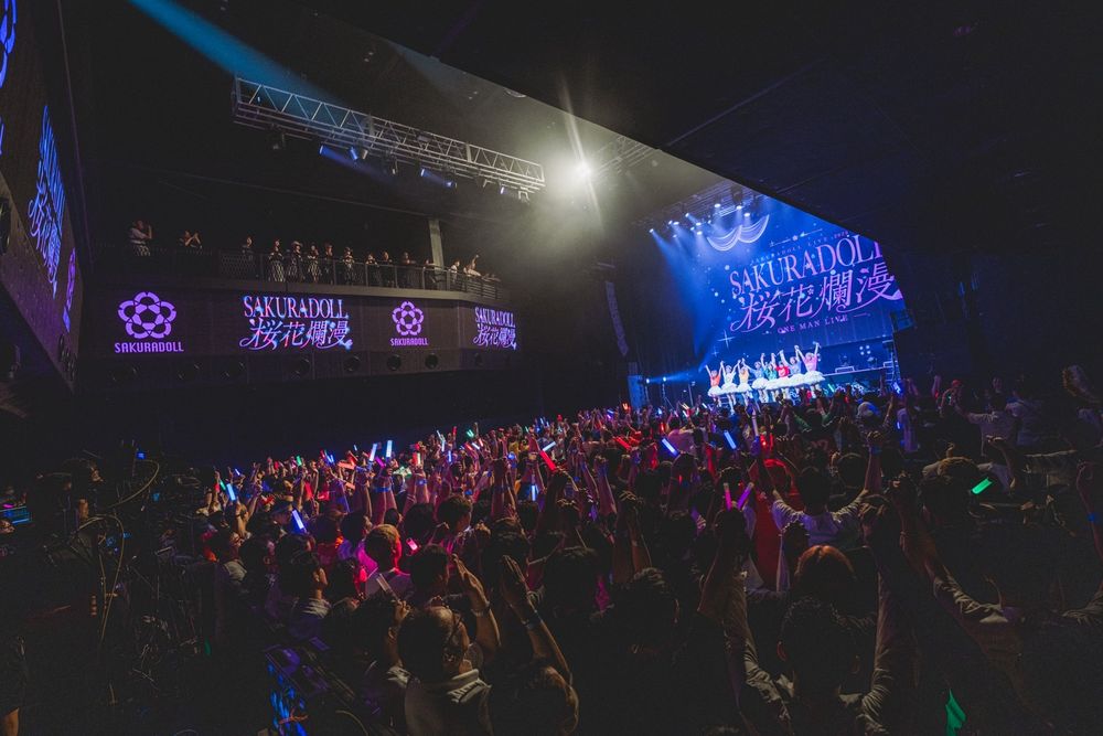 ライブ会場を埋めるペンライト